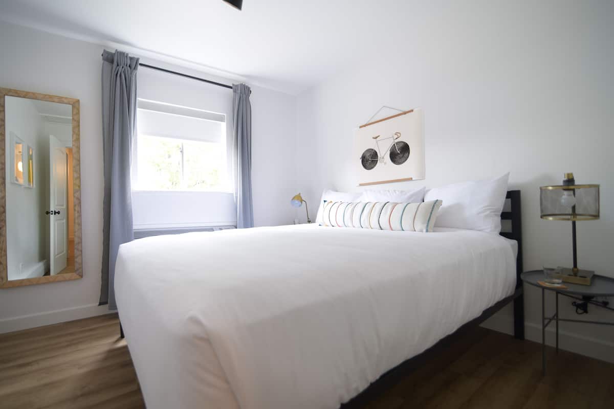 Signature Apartment, 1 King Bed with Sofa bed | Free WiFi, bed sheets