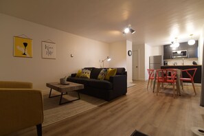 特色公寓, 1 张特大床和 1 张沙发床 | 客厅 | 平板电视