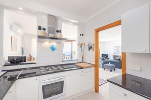 Een koelkast, een magnetron, een oven, een vaatwasser