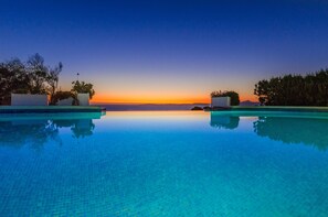 An infinity pool, pool loungers - YourHouse Somni, villa with sea views in south Mallorca (Llucmajor)