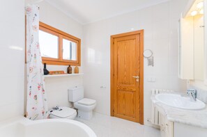 Baignoire, sèche-cheveux, serviettes fournies