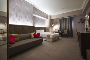 Deluxe Double Room, 1 Double Bed | Desk, laptop workspace, blackout drapes, iron/ironing board - Hu house (Kaohsiung)