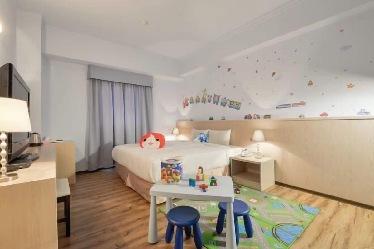 書桌、筆電工作空間、遮光布/窗簾、熨斗/熨衣板