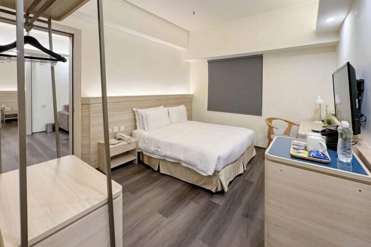 1 bedroom, desk, laptop workspace, blackout drapes