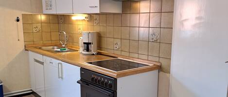 Fridge, oven, dishwasher, coffee/tea maker