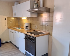 Een koelkast, een oven, een vaatwasser, een koffiezetapparaat/waterkoker