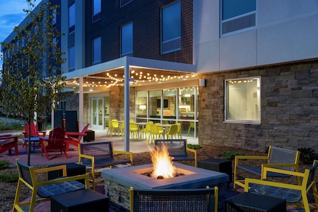 Terrace/patio. Home2 Suites by Hilton Appleton