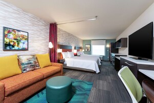 Escritorio, espacio para trabajar con laptop y cortinas blackout 