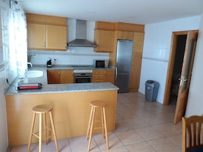 Frigorífico, microondas, horno y placa de cocina
