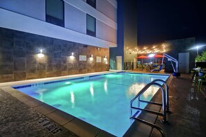 Piscine extérieure, chaises longues