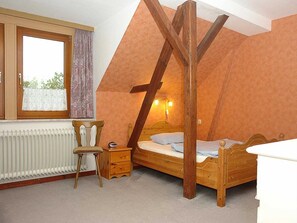 2 bedrooms, travel cot, WiFi, bed sheets