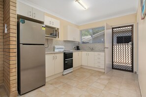 ثلاجة، ميكروويف، فرن، محمصة خبز