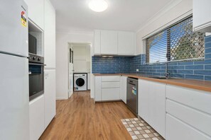 Full-size fridge, microwave, oven, stovetop