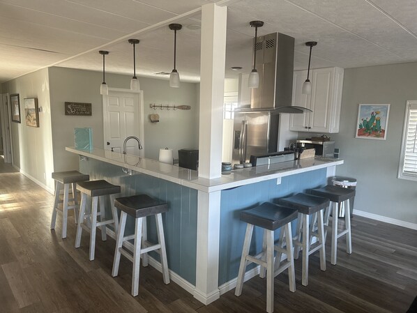 Frigorifero, microonde, forno, piano cottura