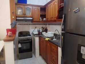 Mikrowelle, Ofen, Wasserkocher mit Kaffee-/Teezubehör, Toaster