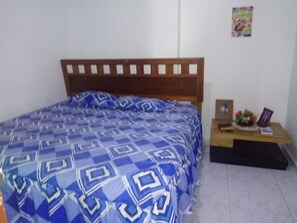 1 habitación, tabla de planchar con plancha, wifi y ropa de cama 