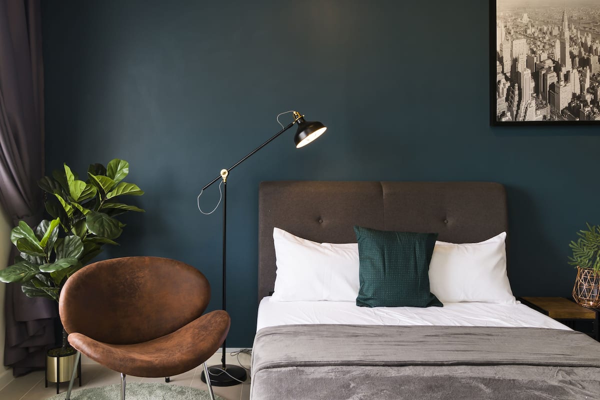 Deluxe Studio Suite | Blackout drapes, iron/ironing board, bed sheets