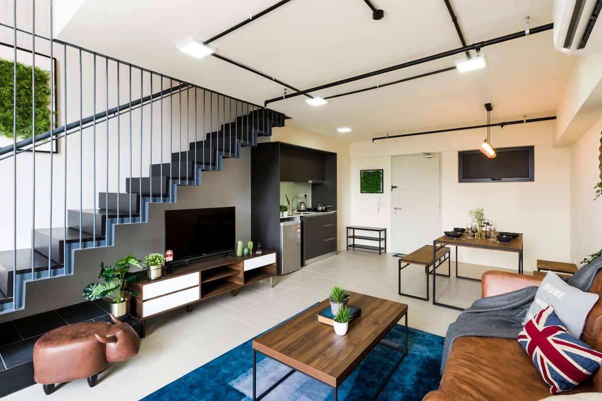 Deluxe Loft Suite | Living room | 32-inch LCD TV with satellite channels, TV