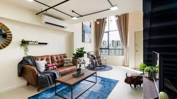 Deluxe Loft Suite | Living room | 32-inch LCD TV with satellite channels, TV