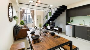 Loftsrom – deluxe | Oppholdsområde | En 32-tommers LCD-TV med Parabol-TV samt TV