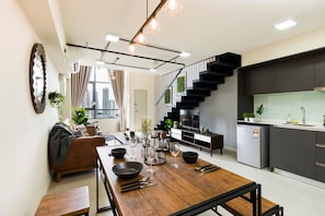 Loft Deluxe | Zona de estar | Televisión LCD de 32 pulgadas con canales por satélite, una televisión