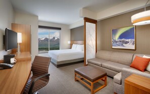 Escritorio, cortinas blackout y tabla de planchar con plancha 