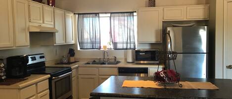 Een koelkast, een magnetron, een oven, een kookplaat