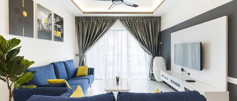 Apartamento Deluxe | Zona de estar | Televisión de pantalla plana de 28 pulgadas con canales por cable