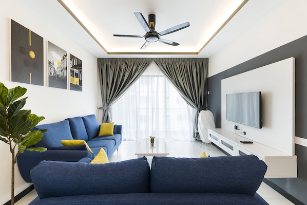 Deluxe Apartment | Living area | 28-inch flat-screen TV with cable channels, TV - Quintet Serviced Apartment Cameron (Tanah Rata)