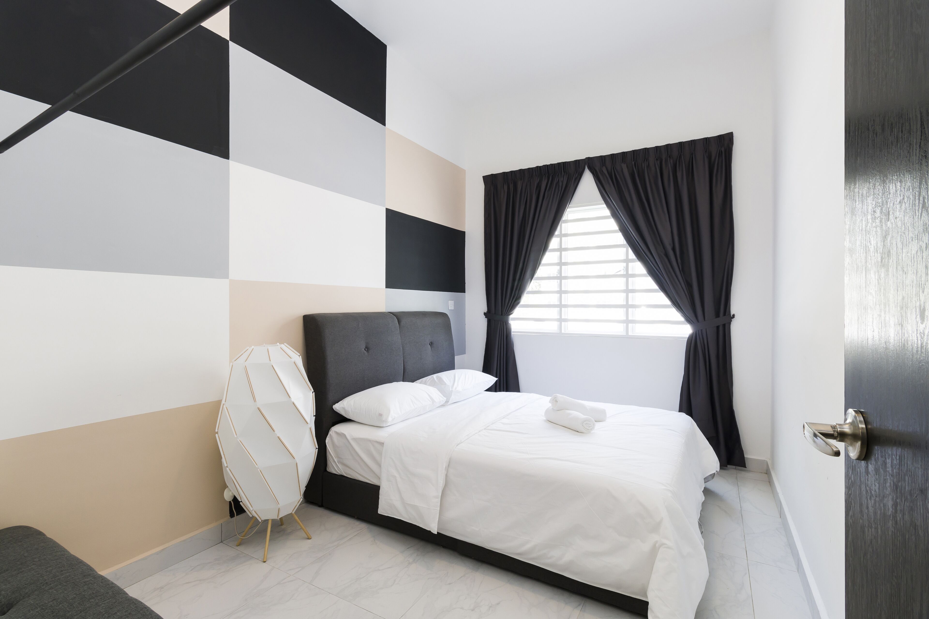 Iron/ironing board, bed sheets