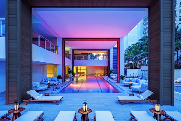 2 piscinas al aire libre, sombrillas, sillones reclinables de piscina