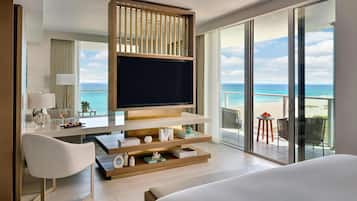 Minibar, caja de seguridad en la habitación y escritorio