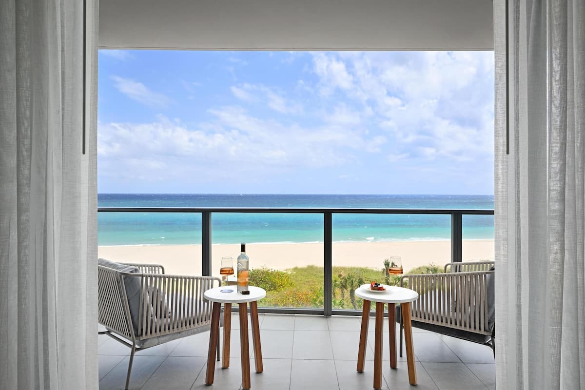 普通套房, 1 張特大雙人床, 海濱 | 迷你吧、房內夾萬、書桌、手提電腦工作空間