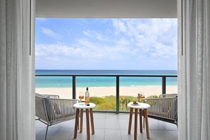 Suite junior, 1 cama King size, frente al océano | Balcón