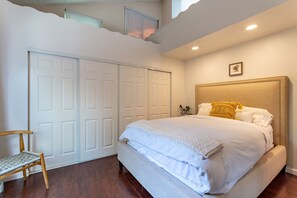 1 bedroom, iron/ironing board, free WiFi, bed sheets - Bungalow Retreat Explore in Walk-able Location. Close to Universal n Warner Bros (Burbank)