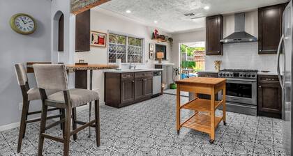 Bungalow Retreat Explore in Walk-able Location. Close to Universal n Warner Bros