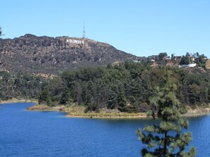 Lake - Bungalow Retreat Explore in Walk-able Location. Close to Universal n Warner Bros (Burbank)