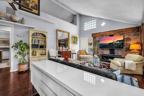 Smart TV, chimenea, videojuegos y libros 