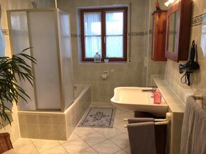Badewanne, Haartrockner, Handtücher