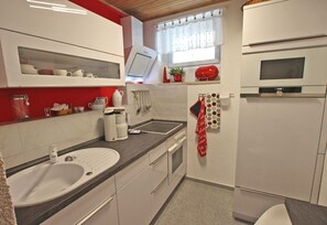 Kühlschrank, Mikrowelle, Ofen, Geschirrspüler