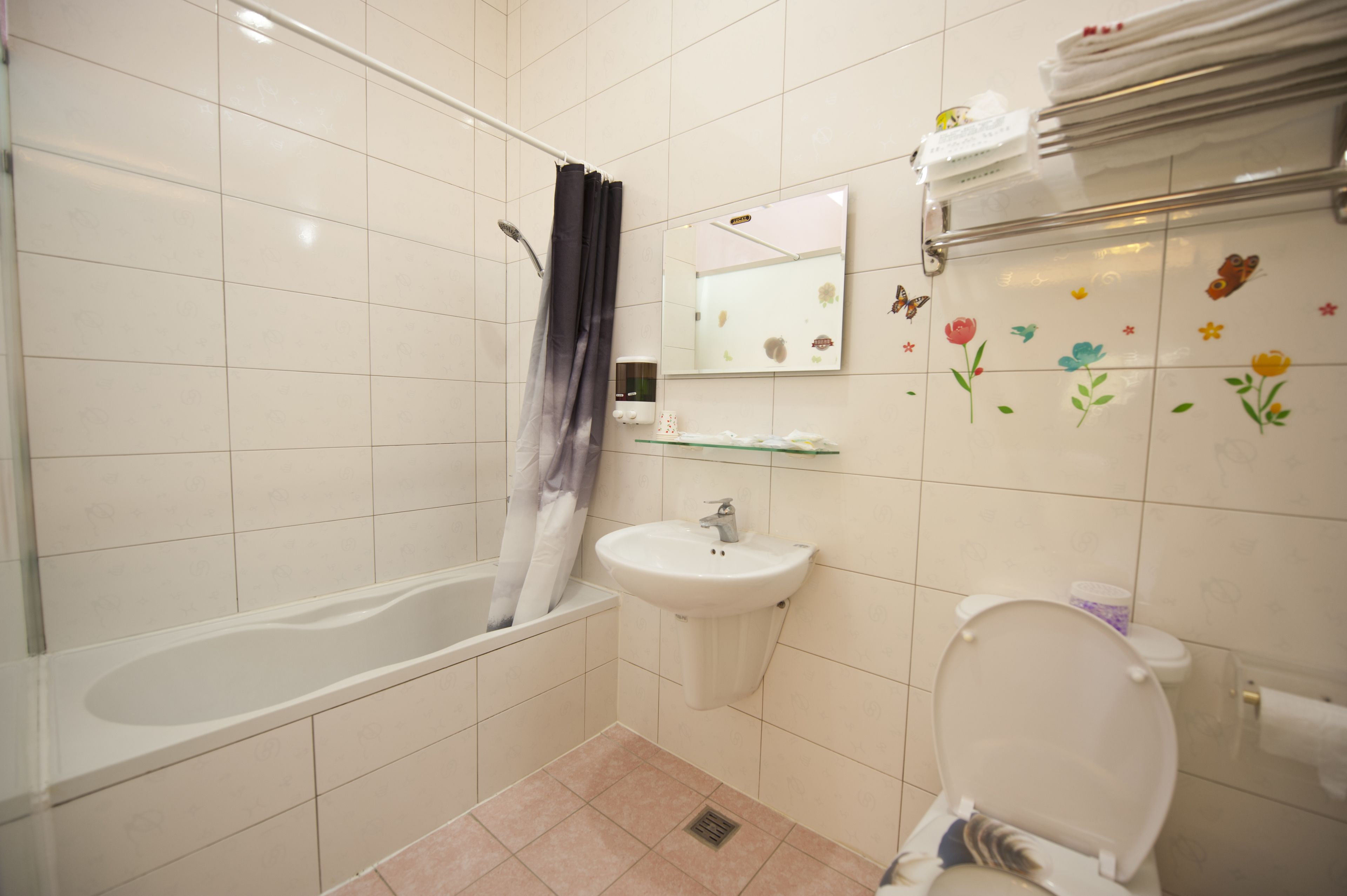Habitación cuádruple familiar | Baño | Ducha, artículos de higiene personal gratuitos y secador de pelo