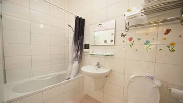 Habitación cuádruple familiar | Baño | Ducha, artículos de higiene personal gratuitos y secador de pelo