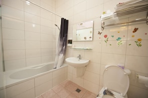 Quarto quádruplo família | Banheiro | Chuveiro, produtos de toalete grátis, secador de cabelo, chinelos