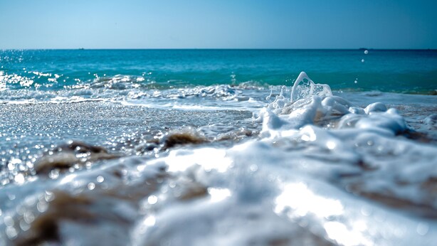 A beach with waves crashing onto the shore. - Yong Wong Hostel (Hengchun)