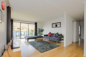 House, 2 Bedrooms, 2 Bathrooms, Lake View | Living area - Unit B - Aspen Villa (Queenstown)