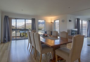 House, 2 Bedrooms, 2 Bathrooms, Lake View | In-room dining