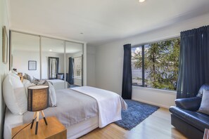 House, 2 Bedrooms, 2 Bathrooms, Lake View - Unit B - Aspen Villa (Queenstown)