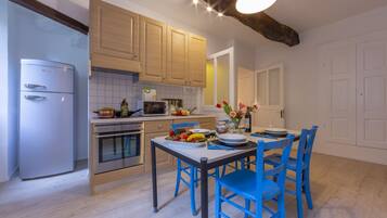 KĂŒhlschrank, Mikrowelle, Ofen, Herdplatte