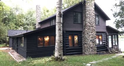 Adorable, newly renovated guest cottage on serene and beautiful Halls Bay.
