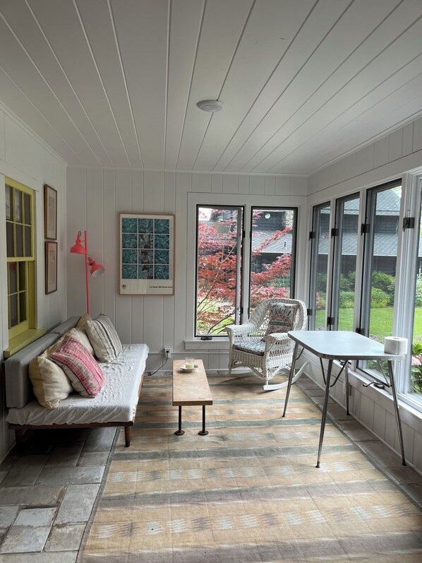Smart TV, books - Adorable, newly renovated guest cottage on serene and beautiful Halls Bay. (Northport)